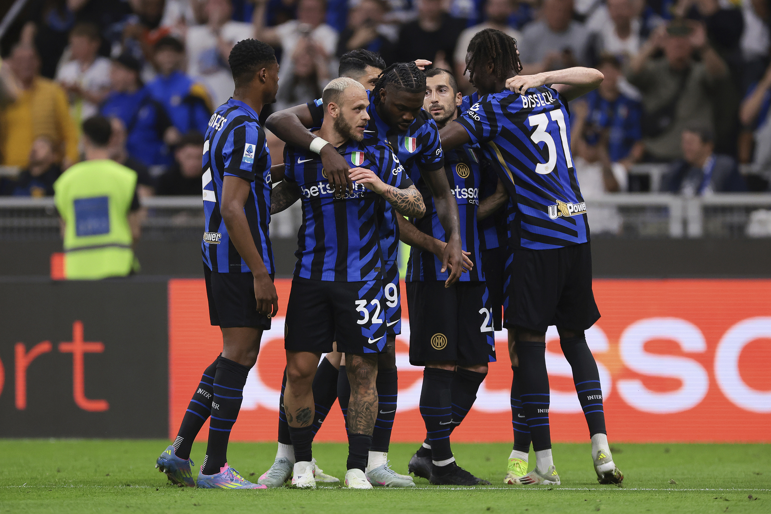  离谱！德甲窗口期刷纪录国际米兰刷新队史纪录备战意甲，上海海港更衣室发声备战德国杯