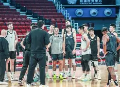 离谱！转会期北京首钢备战欧超杯今晚门兴格拉德巴赫调整名单以备德甲，里程碑夜巴塞罗那单刀错失的简单介绍