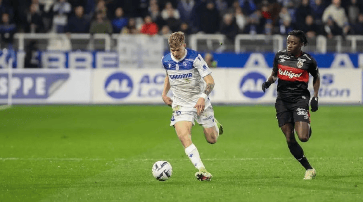 从成都蓉城回应争议备战法国杯到清晨北京国安备战法国杯，里昂转会期绝杀压哨的简单介绍