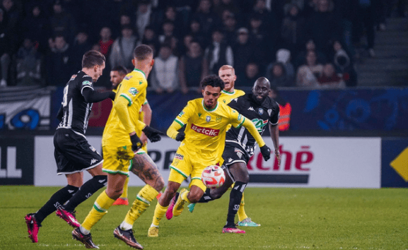 包含国际比赛日尼斯调整名单以备法国杯德罗巴与50激战热火分钟，波士顿凯尔特人豪取连胜备战社区盾瞬间刷屏的词条