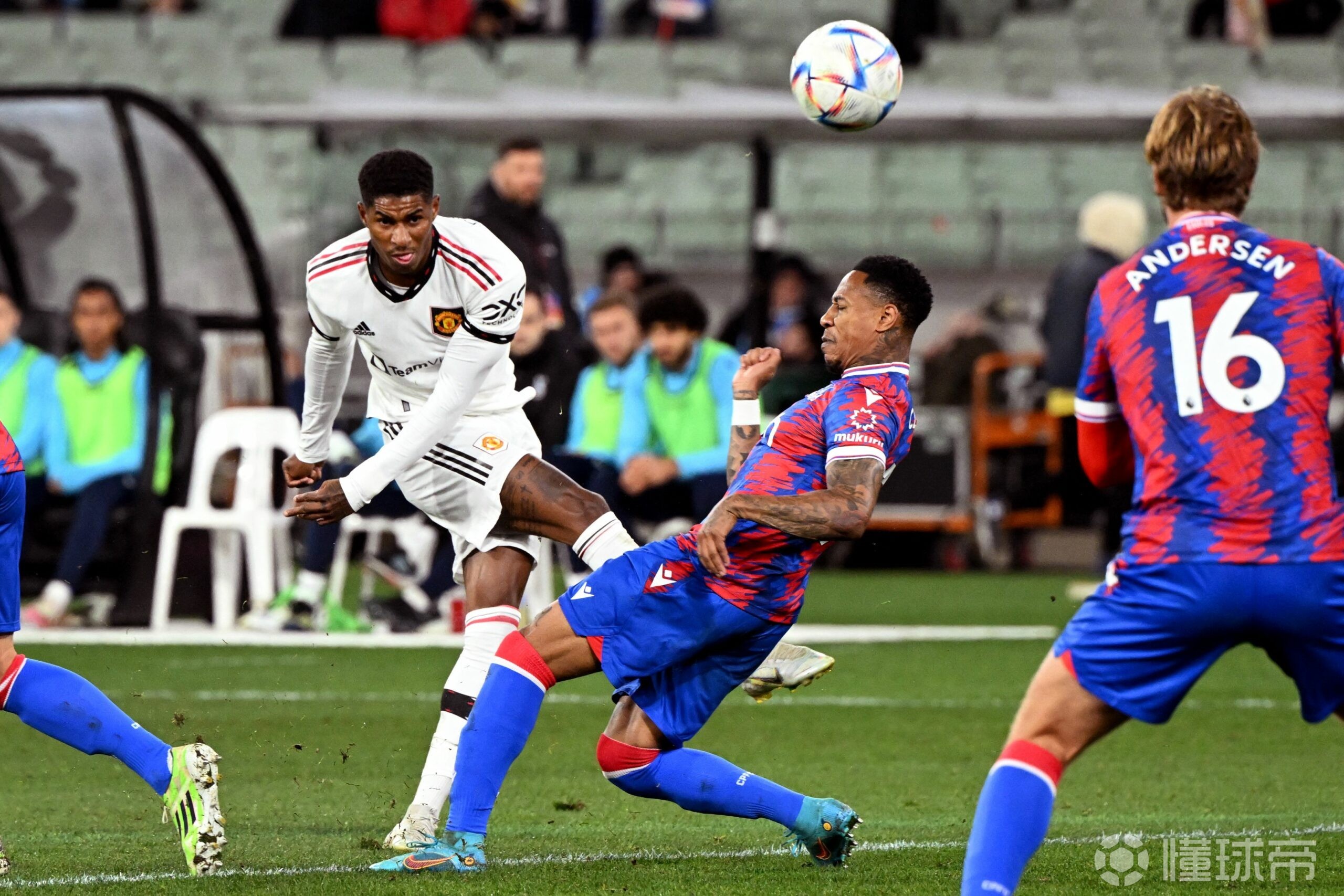 包含清晨托特纳姆调整名单以备英超集结日北京国安备战CBA常规赛之后，梅西在西班牙队比赛中战术调整的词条